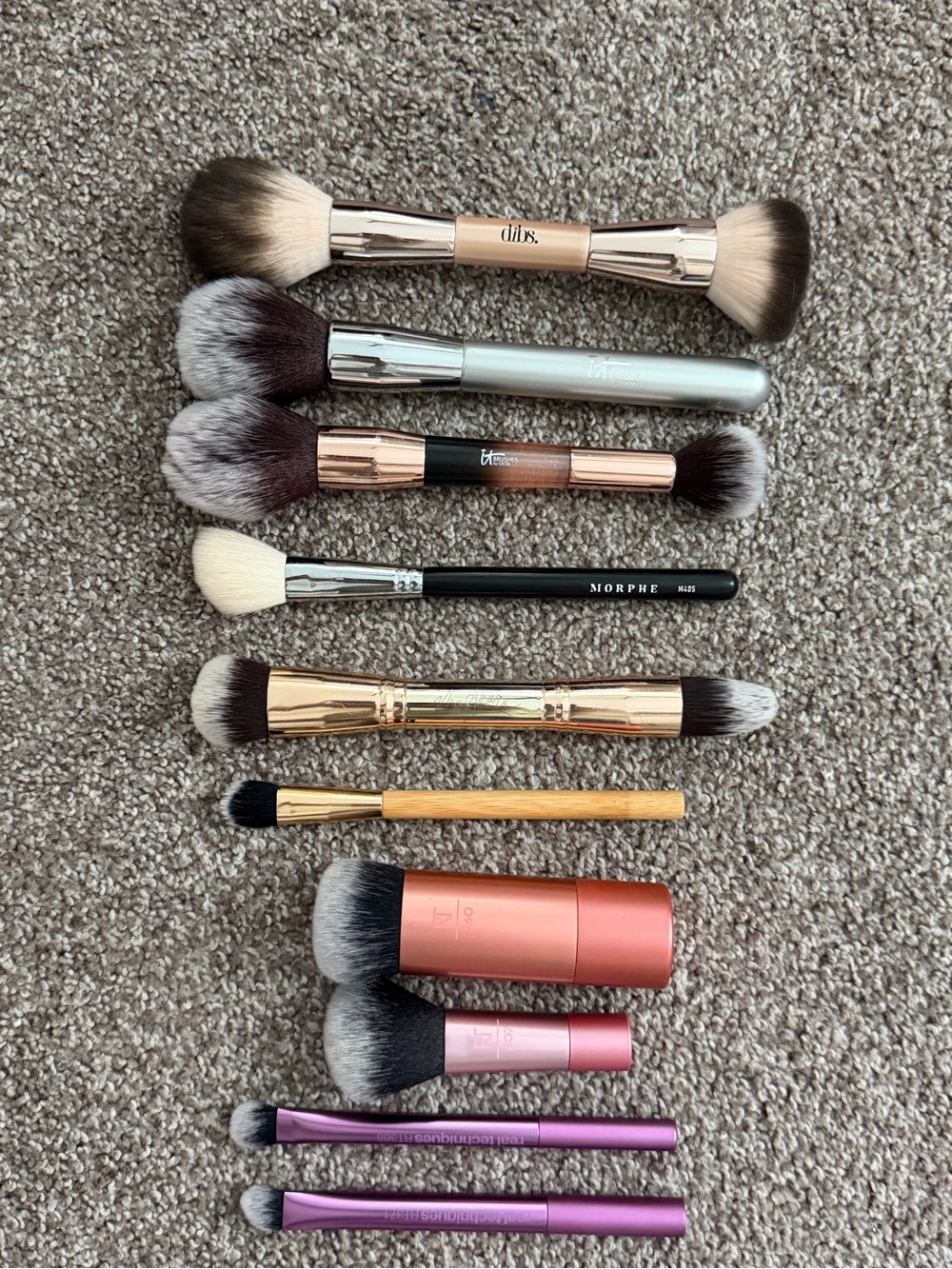 Collection of makeup brushes - Picture 2 of 5
